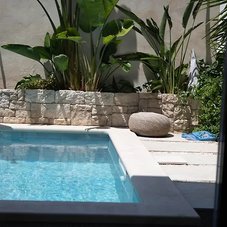 T-one Luxury Pool House Apartament